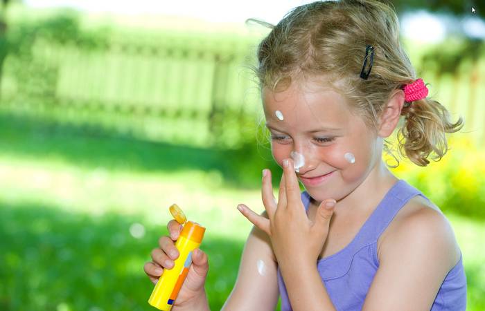 Sonnenschutz ist ein weiterer wichtiger Aspekt der Hautpflege, um vor vorzeitiger Hautalterung und Hautkrebs zu schützen. (Foto: AdobeStock - 53552933 Firma V) 