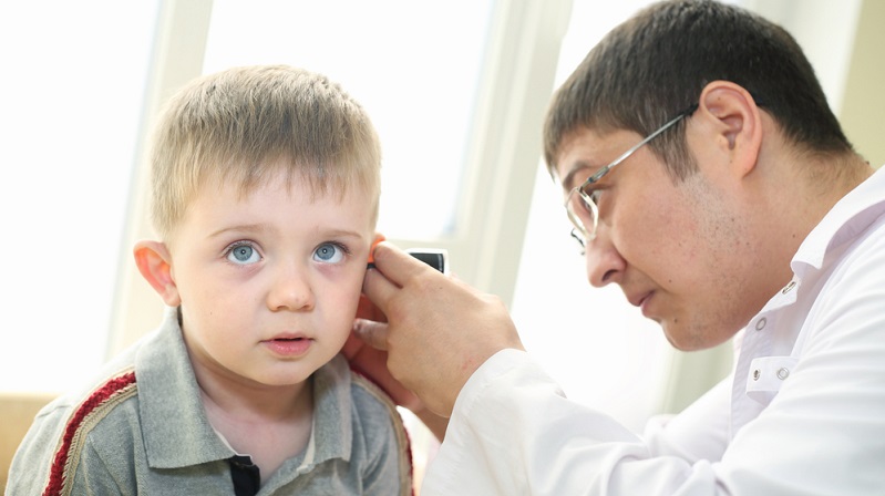 Als Faustregel nimmt der Experte ein Maß: Wenn der Abstand vom Knochen hinter dem Ohr bis zur Ohrkante zwischen 20 und 25 mm beträgt, ist von einem deutlich abstehenden Ohr zu sprechen.