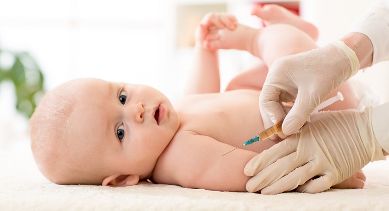 Häufig tritt beim Baby nach dem Impfen ein Hautausschlag auf. Dabei gilt es, zwischen einer örtlichen Reaktion an der Einstichstelle und einem Hautausschlag, der auch andere Körperbereiche betrifft, zu unterscheiden.