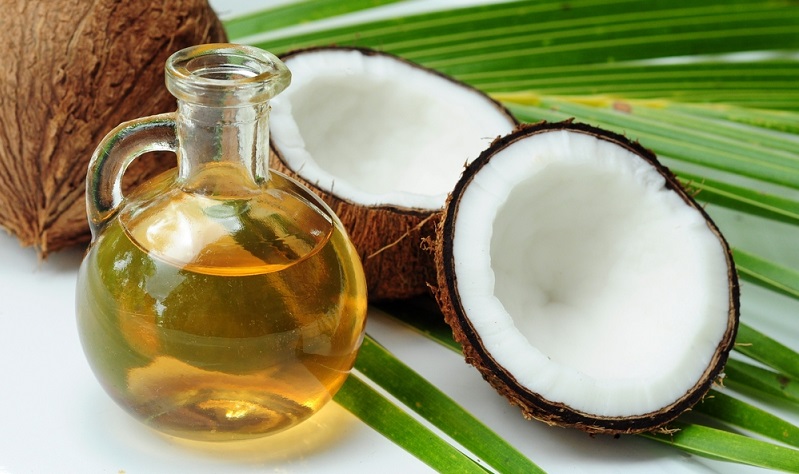 Kokosöl ist stark antibakteriell und entzündungshemmend. Außerdem fettet es die trockene Epidermis und macht sie wunderbar geschmeidig. Dieses gesundheitsfördernde Hausmittel kann bei einer atopischen Dermatitis auf der Kopfhaut also sehr hilfreich sein. (#02)