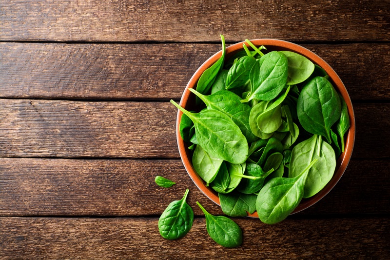 Grüne Blattgemüse und andere Grundnahrungsmittel mit einem hohen Anteil an Antioxidantien können helfen, die Entzündungen und Ekzeme zu lindern. (#03)