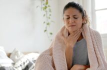 Halsschmerzen: Symptome und Ursachen kennen ( Foto: Shutterstock- goodluz)