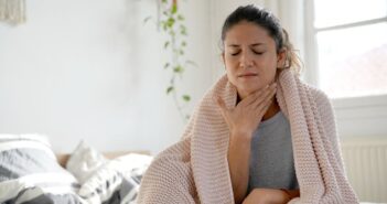 Halsschmerzen: Symptome und Ursachen kennen ( Foto: Shutterstock- goodluz)