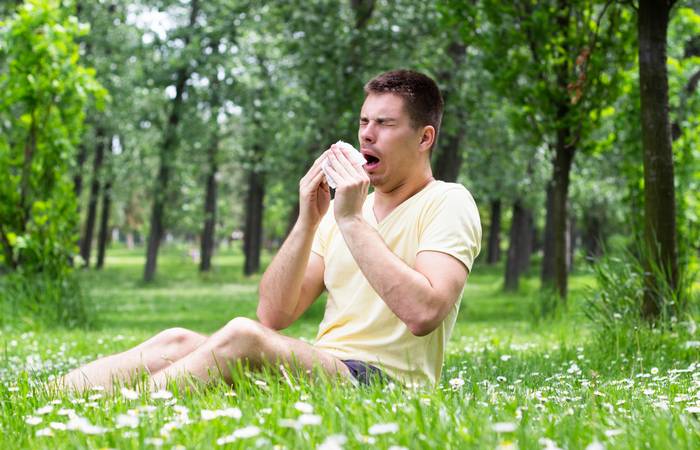 Bei einer Allergie kann ein fieser Juckreiz an Nase, Rachen oder in den Augen auftreten. (Foto: Adobe Stock- sanjagrujic )